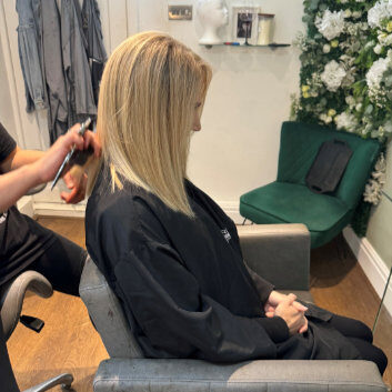 Blonde_in_Chair2353by353